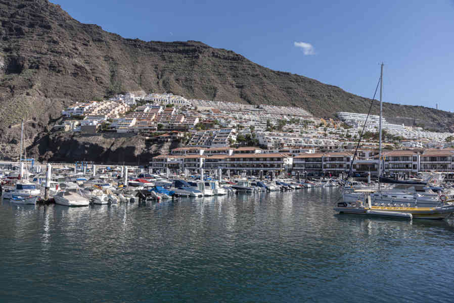 Tenerife 281 - Los Gigantes - puerto deportivo Los Gigantes.jpg